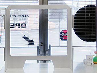 簡易飛沫対策ボードを設置した様子